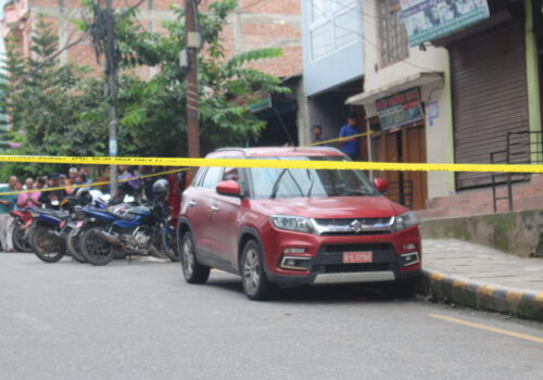 धादिङबेशी बीचबजारमा पार्किङ गरेको कारभित्र शंकास्पद वस्तु फेला