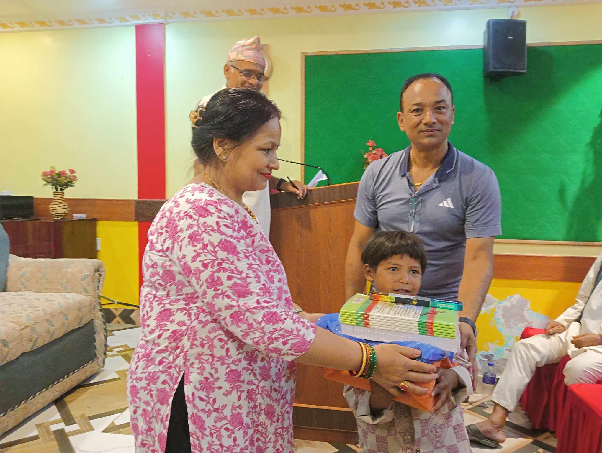 अध्यक्ष अक्षयकोष मार्फत ४५ जना बालबालिकालाई शैक्षिक सामाग्री  वितरण