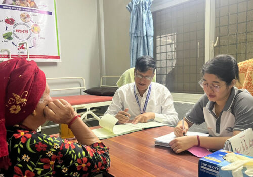 आयुर्वेद तथा वैकल्पिक चिकित्सालय धादिङमा मुख्यमन्त्री–जनता स्वास्थ्य परिक्षण सुरु