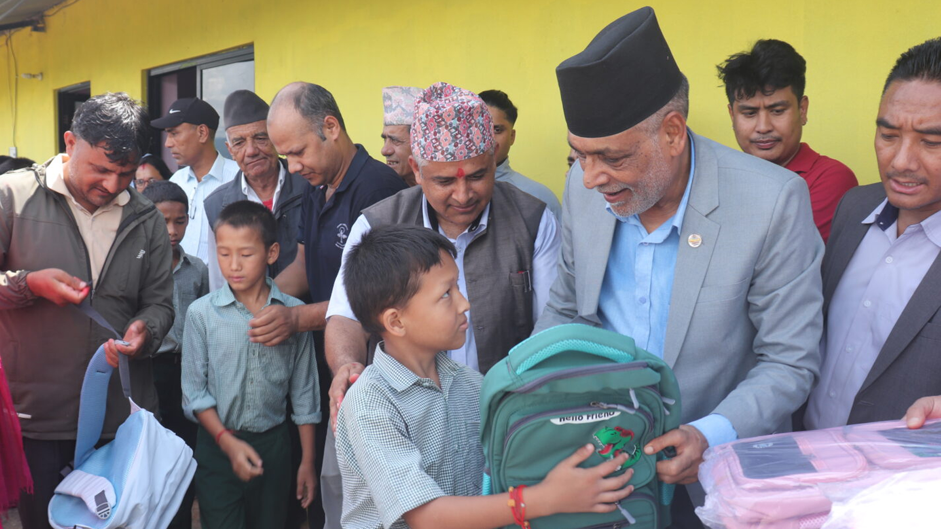 नेपाली कांग्रेस धादिङद्धारा स्वाबलम्बी बहिरा आ.विका विद्यार्थीहरुलाई खाद्यान्न तथा झोला वितरण
