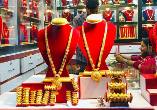 तिहारपछि सुनको मूल्य तोलामा  ११ हजार ६०० ले घट्यो