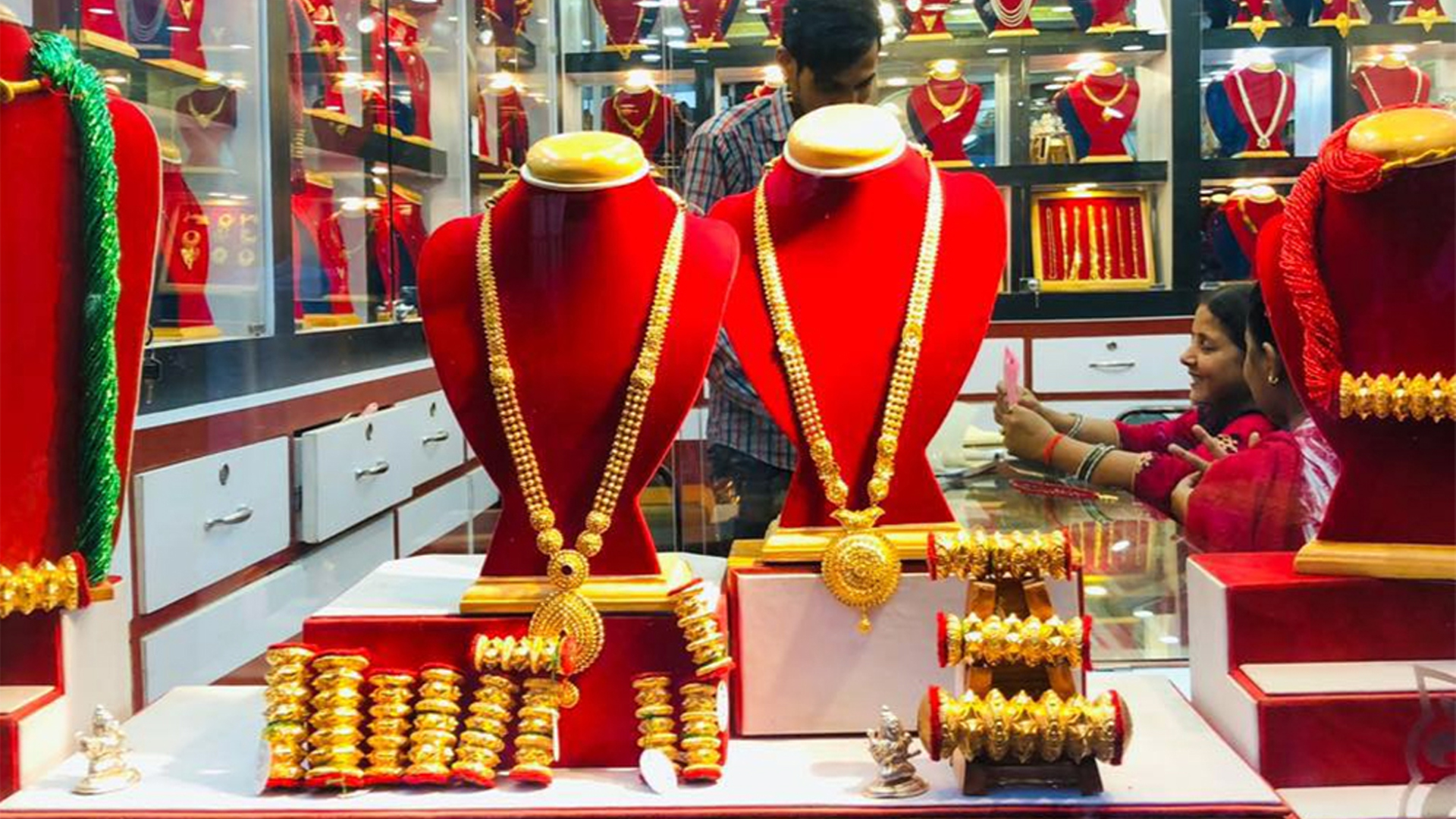 सुनको मूल्य तोलाको दुई लाख १७ हजार