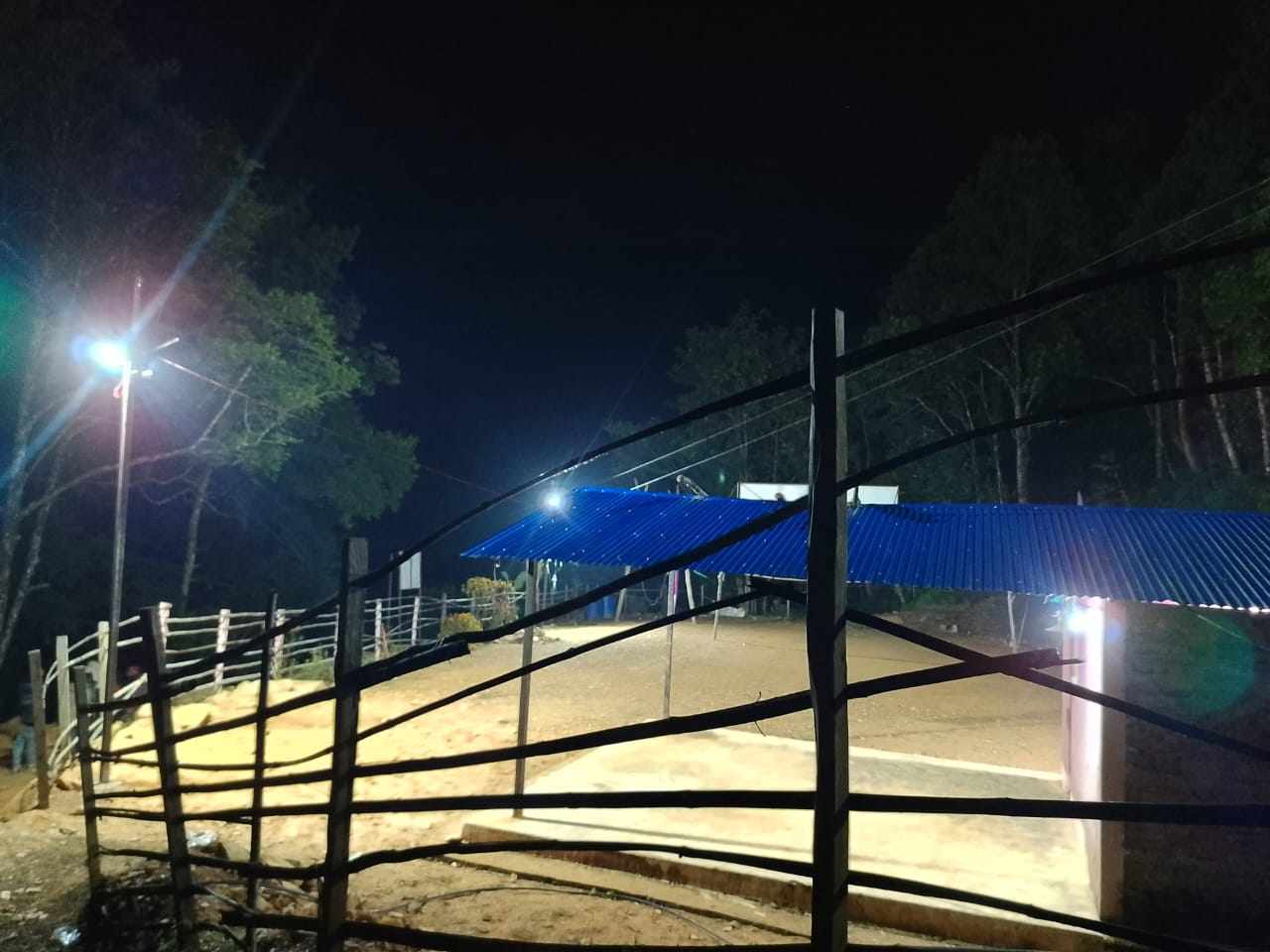 ज्वालामुखी ३ स्थित चक्रदेवी युवा क्लब वरपर बत्ती जडान(फोटो फिचर)