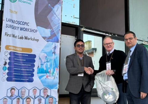 डा अर्यालको पहलमा धादिङ अस्पताललाई ल्याप्रोस्कोपी टावर मेसिन उपलब्ध