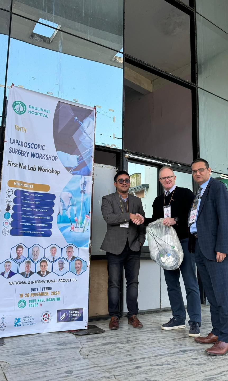 डा अर्यालको पहलमा धादिङ अस्पताललाई ल्याप्रोस्कोपी टावर मेसिन उपलब्ध