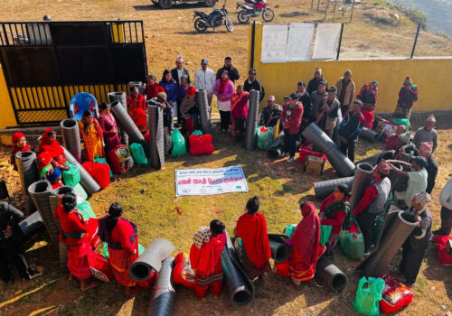 ज्वालामुखी गाउँपालिकाद्धारा विपन्न र अशक्त घरपरिवारलाई न्यानो सामग्री वितरण