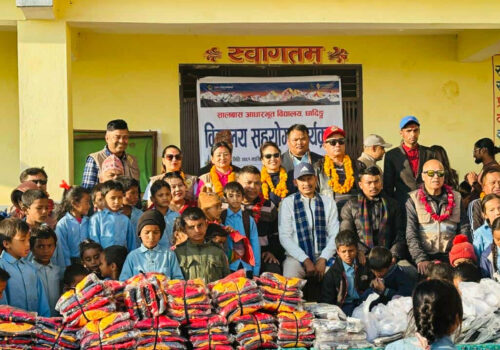 ज्वालामुखी–६ को सालवास आ.विका विद्यार्थीहरुलाई शैक्षिक सामग्री वितरण