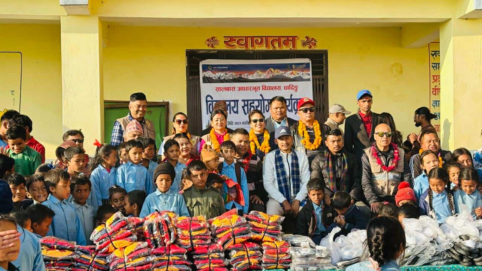 ज्वालामुखी–६ को सालवास आ.विका विद्यार्थीहरुलाई शैक्षिक सामग्री वितरण