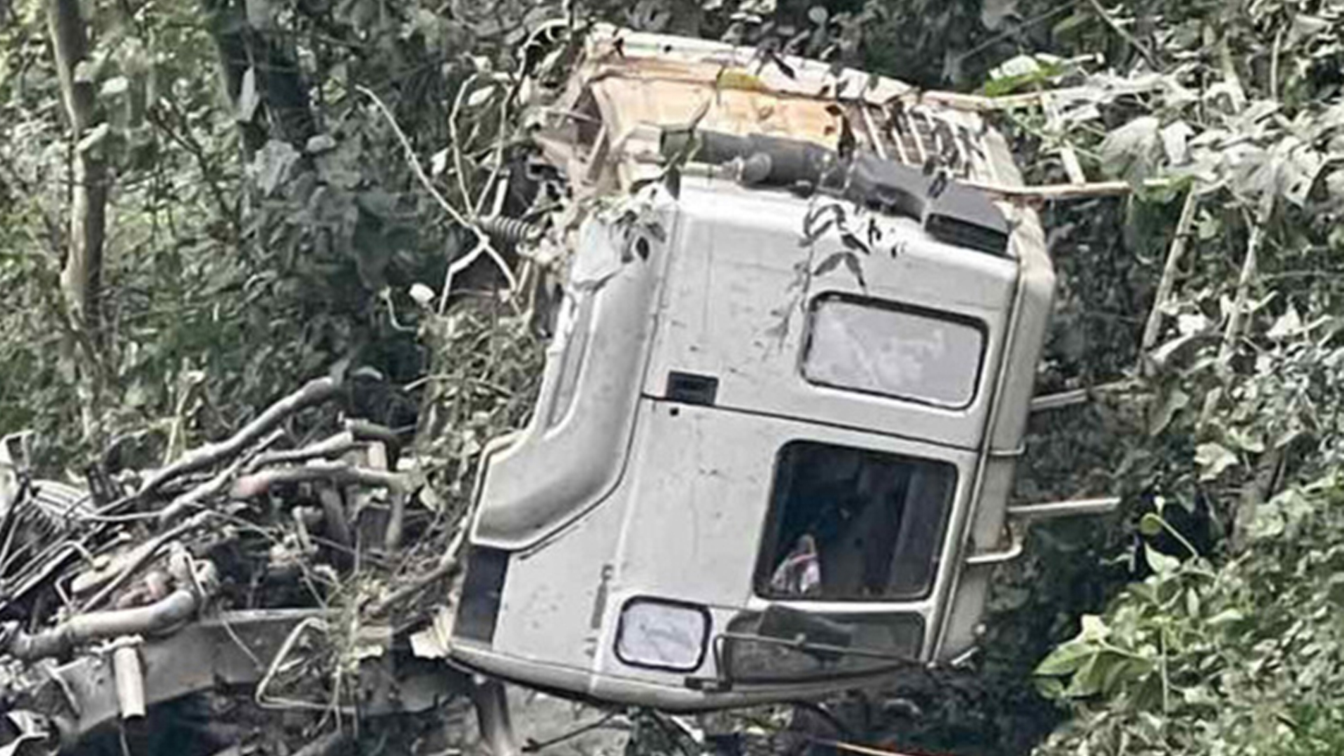 कृष्णभीरबाट ग्याँस बोकेको बुलेट त्रिशूली नदीमा खस्यो