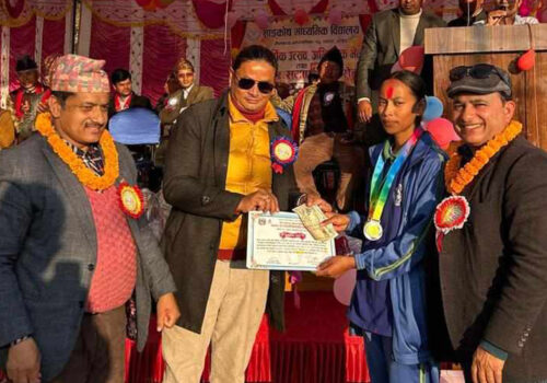 विद्यार्थीलाई पढाईमा उत्प्रेरणा होस भनेर व्यक्तिगत खर्चले पुरस्कृत गर्दै वडा अध्यक्ष भण्डारी