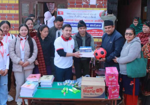 तमू विद्यार्थी धादिङद्वारा स्वावलम्बी बहिरा आ.विलाई शैक्षिक सामाग्री सहयोग