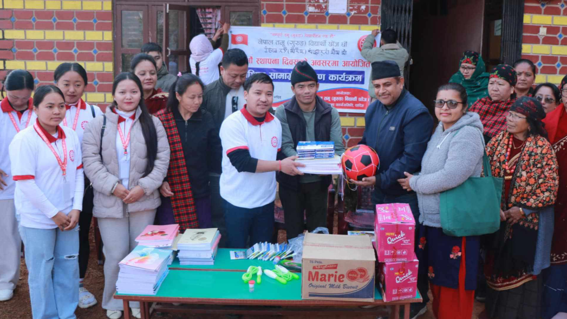 तमू विद्यार्थी धादिङद्वारा स्वावलम्बी बहिरा आ.विलाई शैक्षिक सामाग्री सहयोग