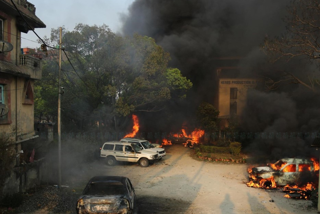 राजावादीहरूको अराजकता:जडिबुटी कारखानामा राजावादीले लगाए आगो, आधा दर्जन सवारी साधन जले