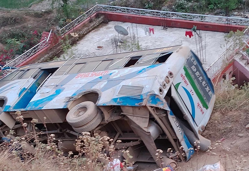 अर्घाखाँचीमा बस दुर्घटना हुँदा ४ जनाको ज्यान गयो, २७ जना घाइते