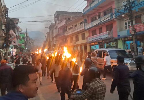 कुलमान बर्खास्तीविरुद्ध धादिङबेसीमा राके जुलुस,सरकार विचौलियाले चलाएको आरोप