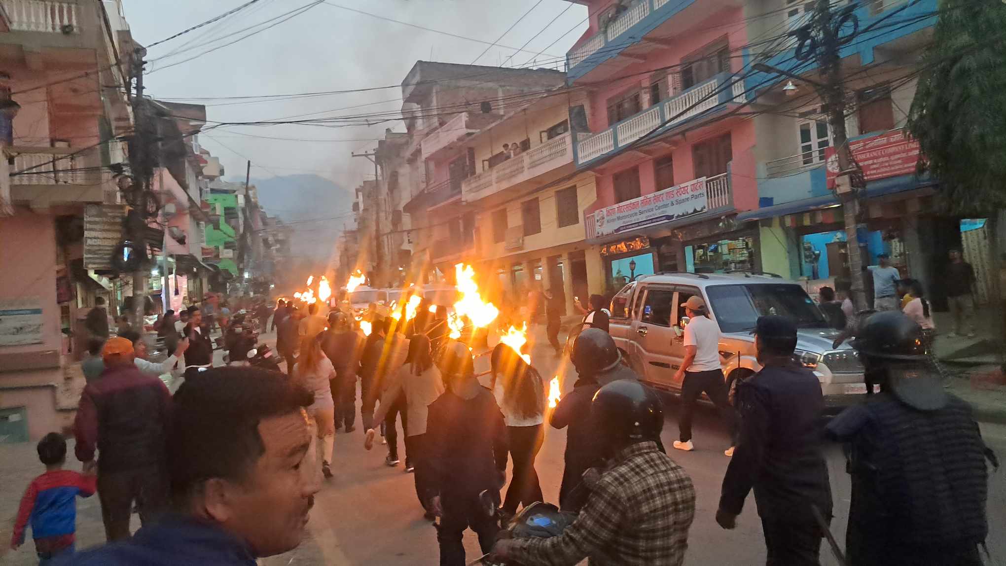 कुलमान बर्खास्तीविरुद्ध धादिङबेसीमा राके जुलुस,सरकार विचौलियाले चलाएको आरोप