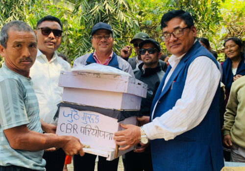 आत्मनिर्भर बनाउन बेनिघाट रोराङमा अपाङ्गता भएका व्यक्तिलाई मौरी सहितको घार वितरण