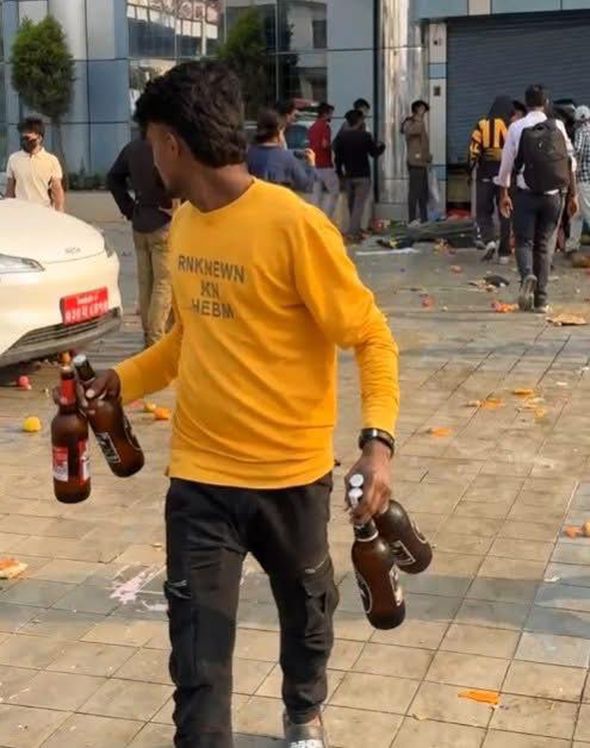 राजाबादी आन्दोलनकारीद्वारा कोटेश्वरको भाटभटेनीमा लुटपाट