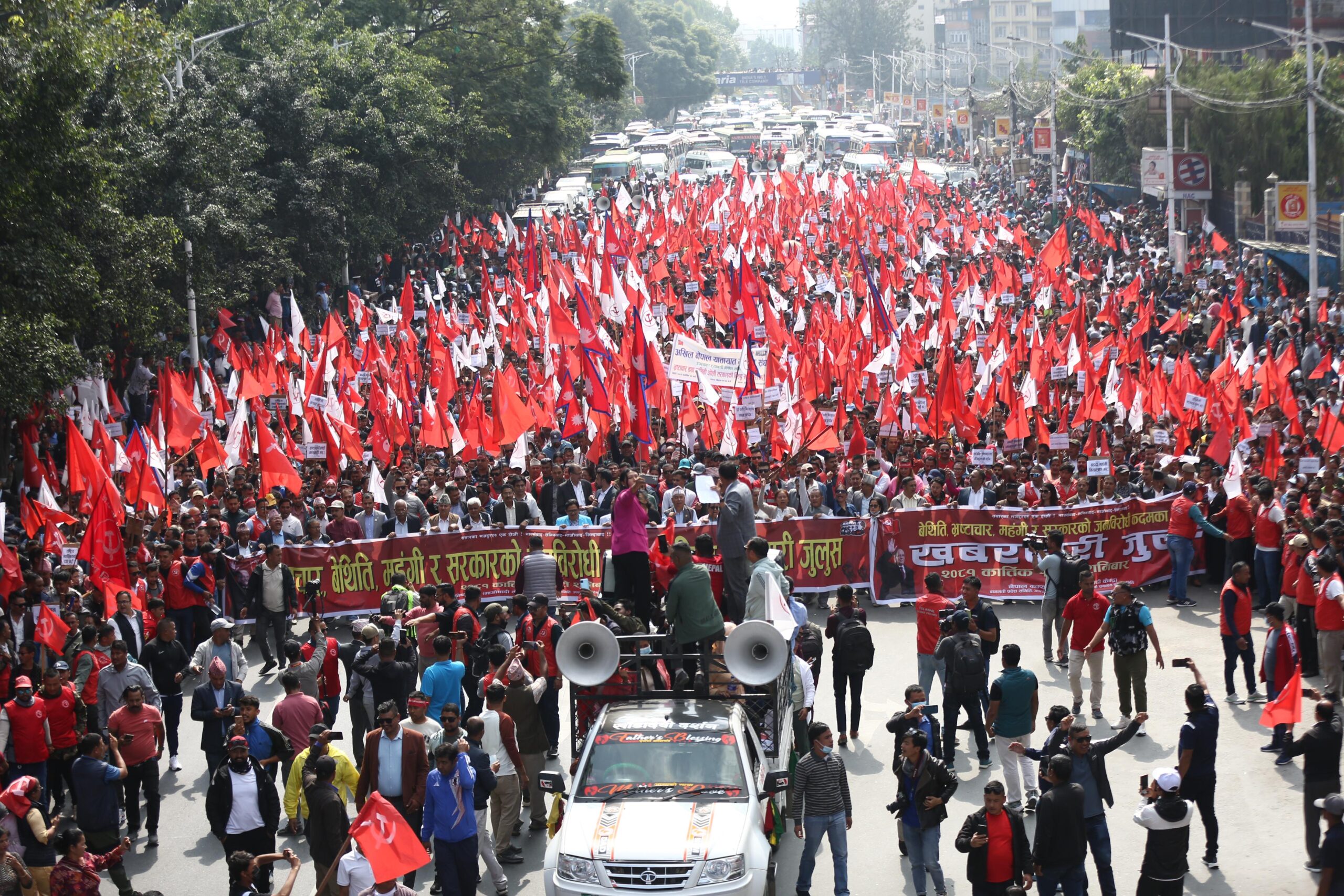 अहिले व्यवस्था जोगाउने गणतन्त्र पक्षधर र उल्ट्याउने राजावादीले आज शक्ति प्रदर्शन गर्दै