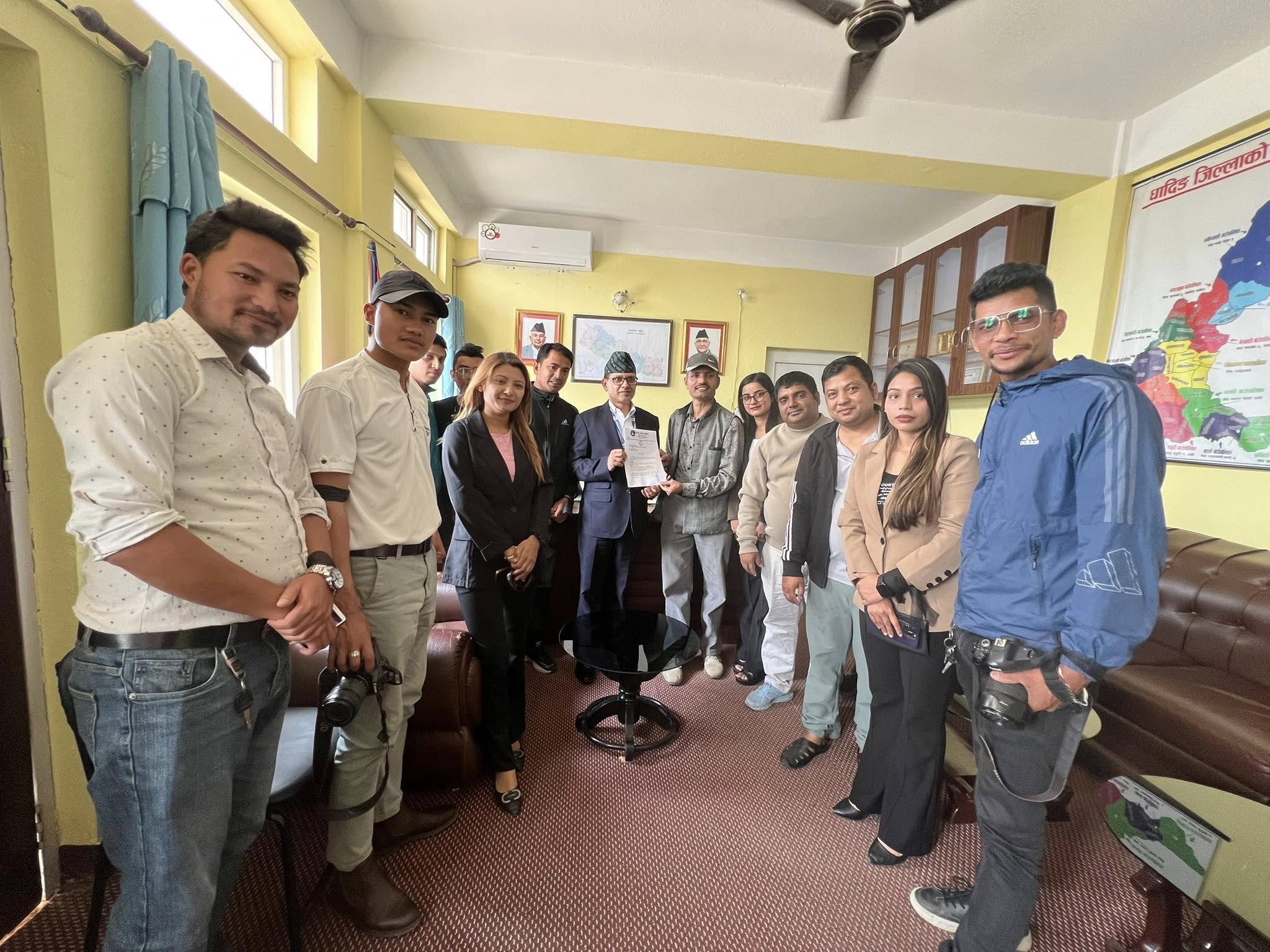 दोषीलाई कारबाहीको माग राख्दै प्रमुख जिल्ला अधिकारीमार्फत प्रधानमन्त्रीलाई ध्यानाकर्षण पत्र