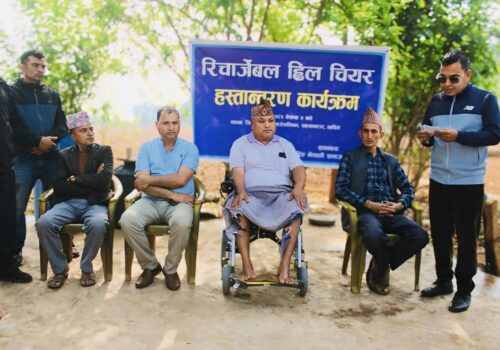 धादिङ नेपाली समाज अमेरिकाको समन्वयमा सल्यानटारका पाण्डेलाई रिचार्जेबल ह्विल चियर हस्तान्तरण