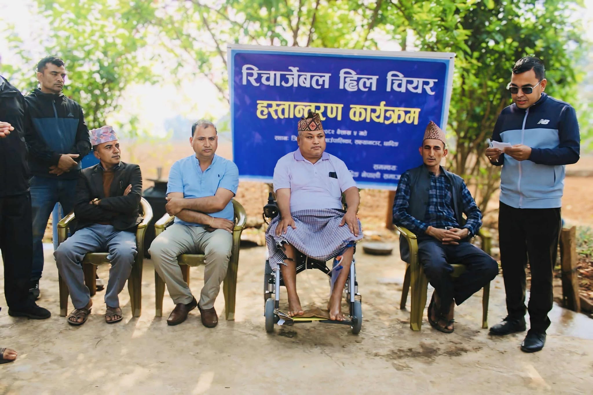 धादिङ नेपाली समाज अमेरिकाको समन्वयमा सल्यानटारका पाण्डेलाई रिचार्जेबल ह्विल चियर हस्तान्तरण