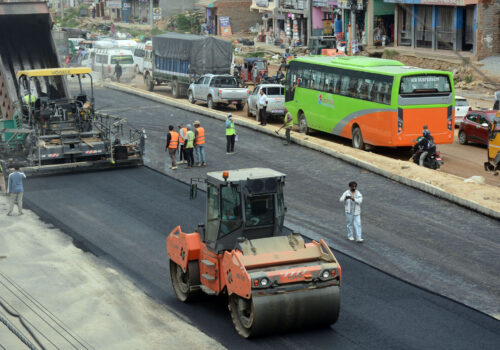मुग्लिन–पोखरा सडकः दमौली बजारमा धमाधम कालोपत्र हुँदै