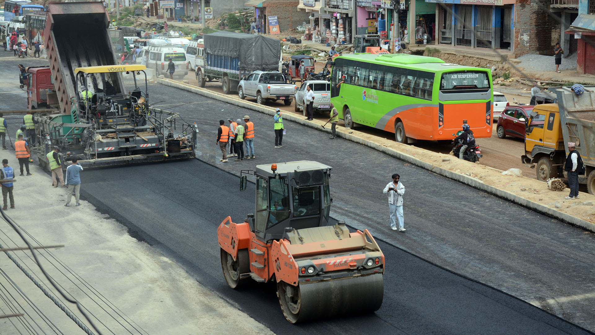 मुग्लिन–पोखरा सडकः दमौली बजारमा धमाधम कालोपत्र हुँदै
