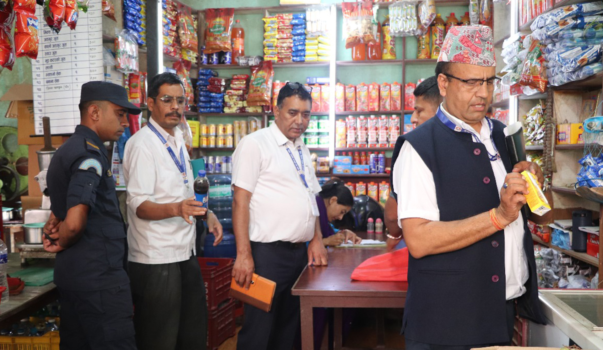 धादिङमा बजार अनुगमन तिव्र , म्याद गुज्रेका १६ हजार बराबरकाे सामान नष्ट