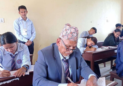 कक्षा १२ को परीक्षा दिँदै ६८ वर्षीय लालबहादुर