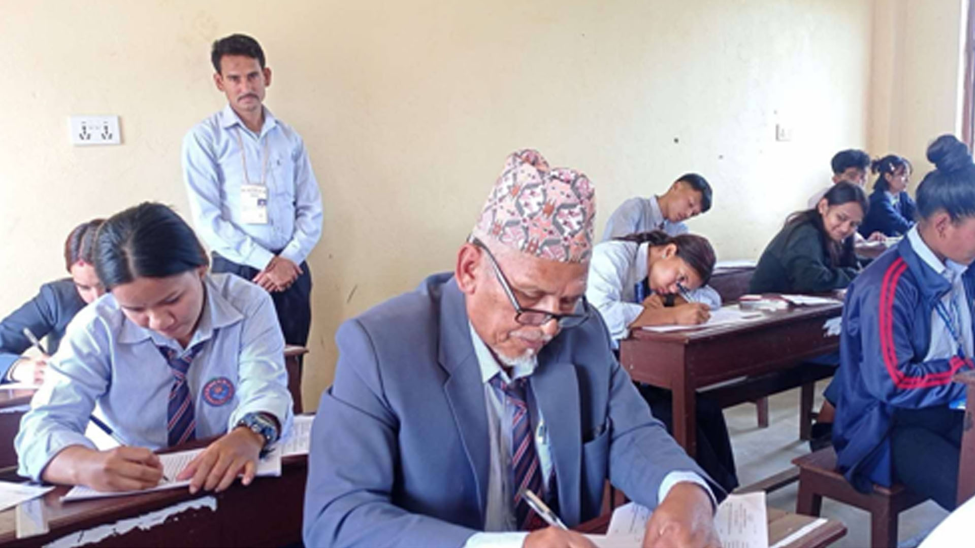 कक्षा १२ को परीक्षा दिँदै ६८ वर्षीय लालबहादुर