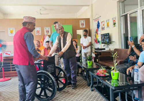 सिलवालद्धारा जन्मदिनको अवसरमा मालपोत कार्यालय धादिङलाई ह्विल चियर प्रदान