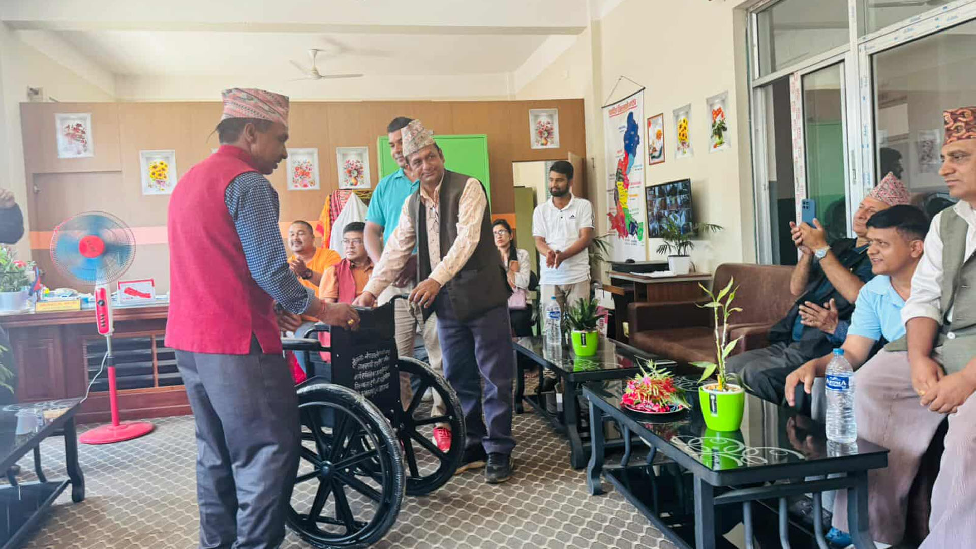 सिलवालद्धारा जन्मदिनको अवसरमा मालपोत कार्यालय धादिङलाई ह्विल चियर प्रदान