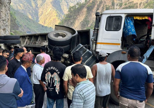 ट्रक पल्टिँदा नारायणगढ–मुग्लिन सडक अवरुद्ध