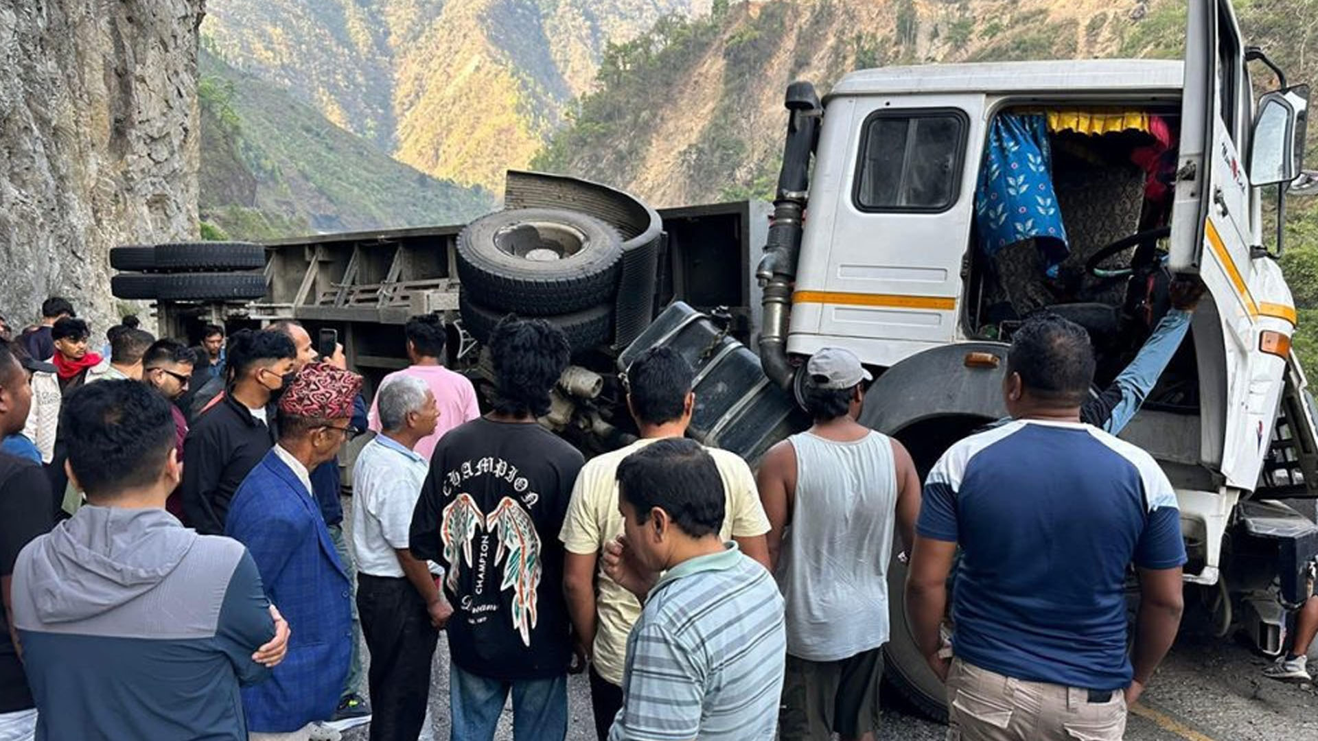 ट्रक पल्टिँदा नारायणगढ–मुग्लिन सडक अवरुद्ध