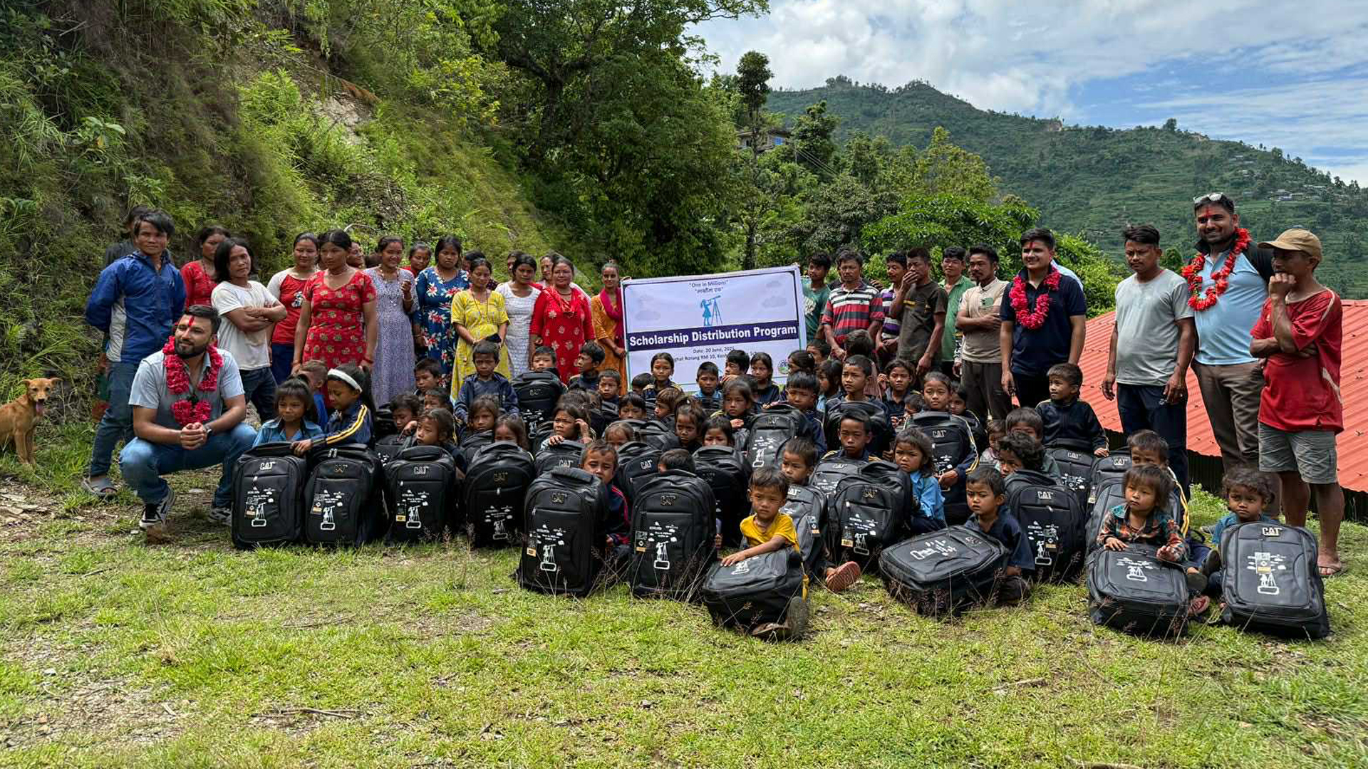 बेनीघाट रोराङको कोस्राङ आ.विमा अध्ययनरत विद्यार्थीहरूलाई शैक्षिक सामाग्री वितरण