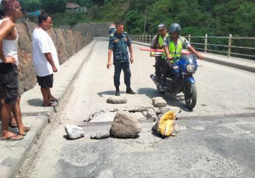 हुग्दीखोलाको पुल भासिँदा पृथ्वी राजमार्ग एकतर्फी बन्द