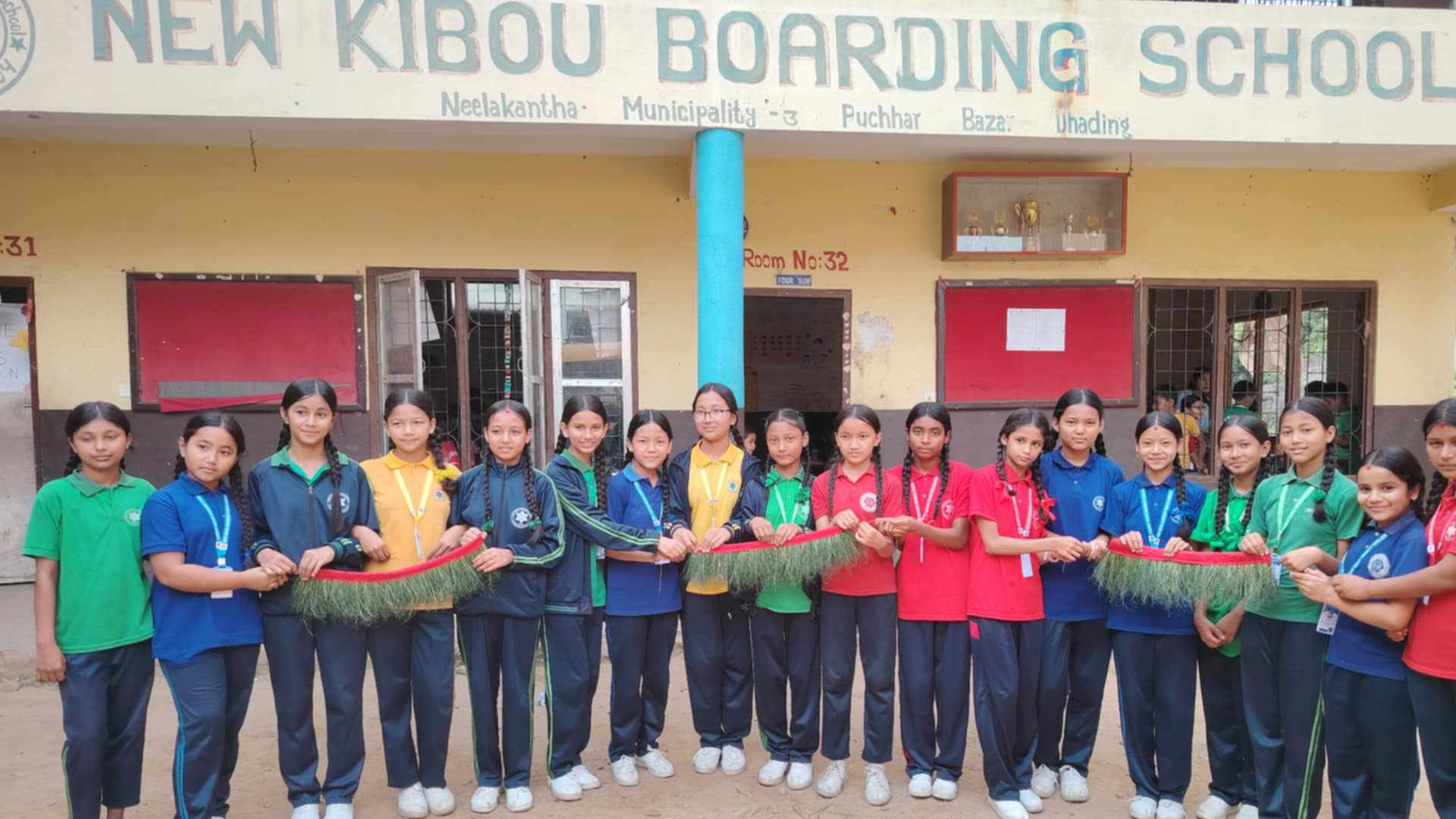 न्यु किबो बोर्डिङमा विद्यार्थीहरू दुवोको माला बनाउँदै