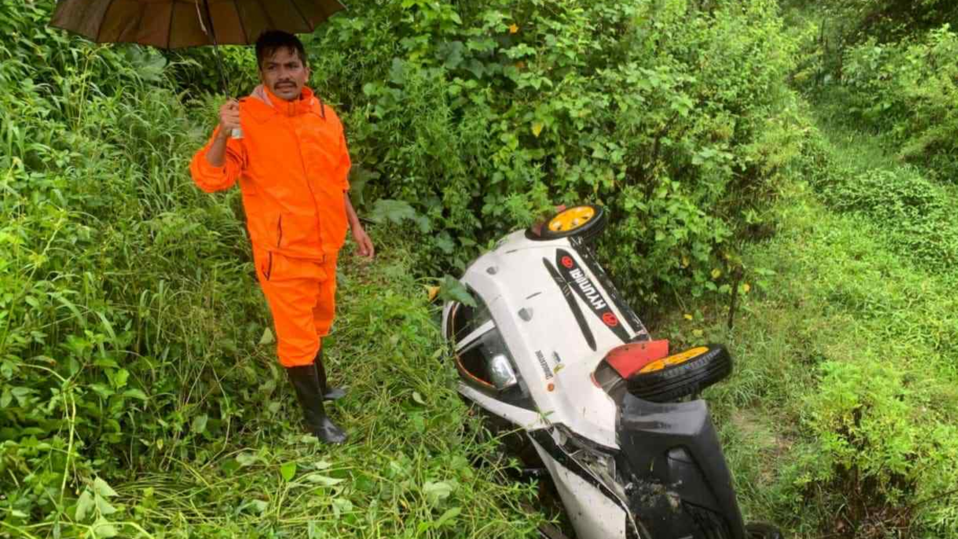 धुनिवेशीको कुमाईखोलामा ट्याक्सी दुर्घटना, ६ जना घाइते