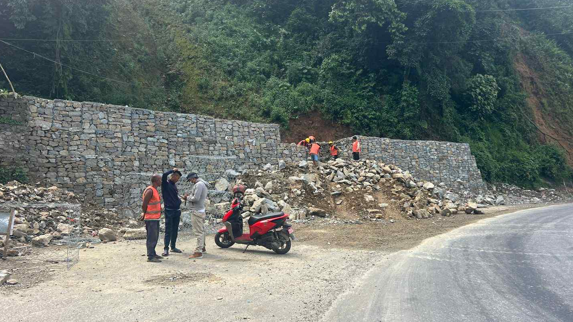 पहिरो रोकथाम र सडक निर्माण कार्य तीव्र