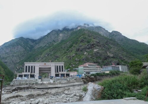 केरूङमा अलपत्र नेपालीलाई स्वदेश फर्काइँदै