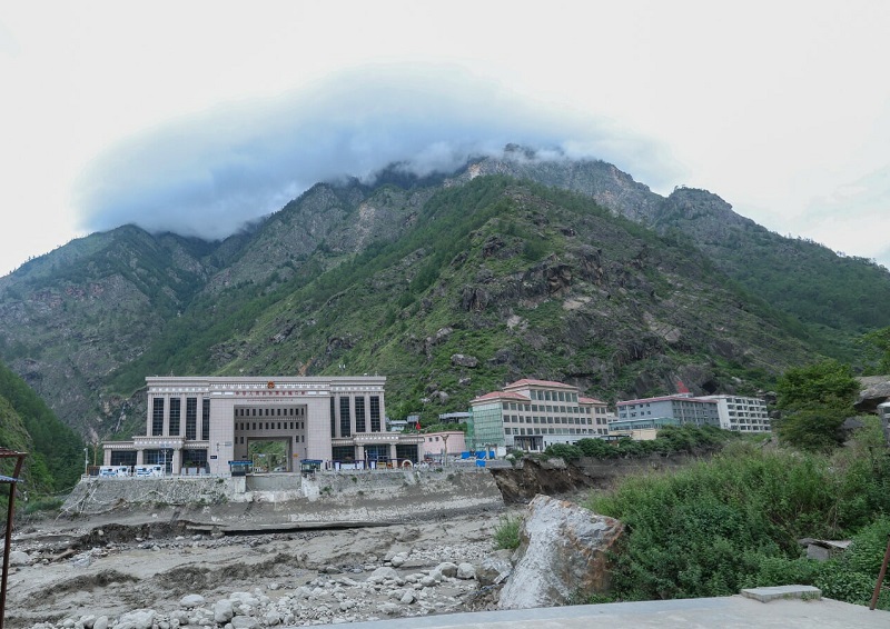 केरूङमा अलपत्र नेपालीलाई स्वदेश फर्काइँदै