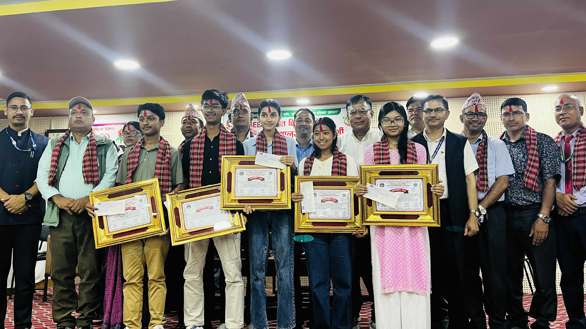 नीलकण्ठ नगरपालिकाद्धारा एसईईमा उत्कृष्ट नतिजा ल्याउने  विद्यार्थी तथा विद्यालयलाई सम्मान