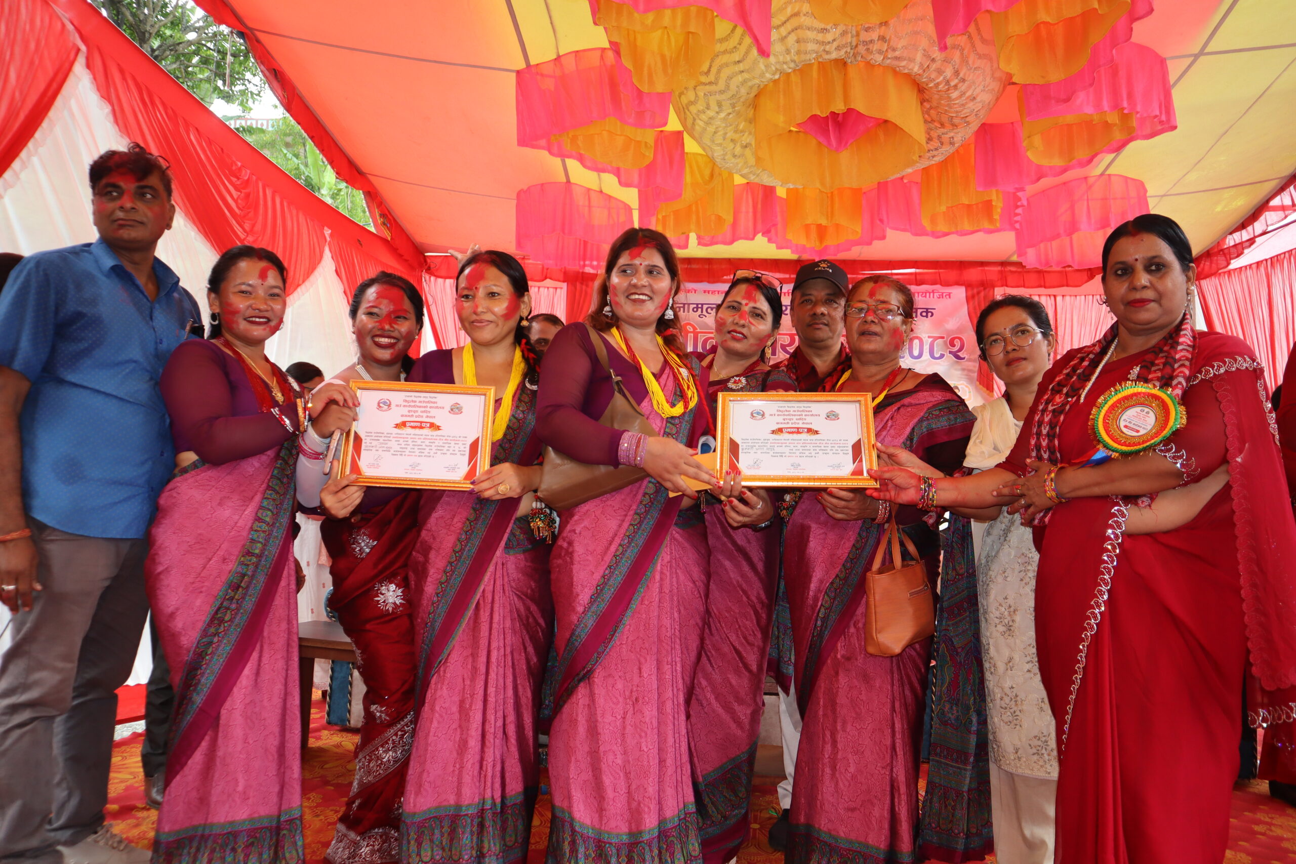 सिद्धलेकमा भएको वडा स्तरिय तीज गीत प्रतियोगितामा फुलबारी आमा समुह प्रथम