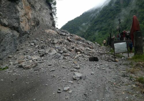 पहिरोले अबरुद्ध पृथ्वी राजमार्ग दुईतर्फी सन्चालनमा