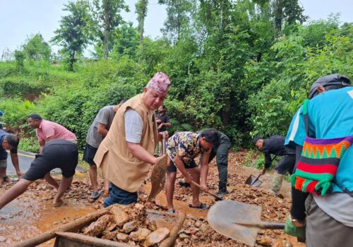 जनतासँगै साबेल बोकेर जनश्रमदान गर्दै पूर्व मूख्यमन्त्री जम्कट्टेल