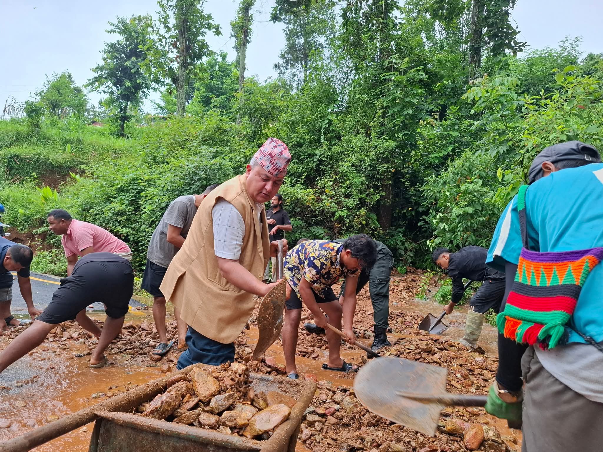 जनतासँगै साबेल बोकेर जनश्रमदान गर्दै पूर्व मूख्यमन्त्री जम्कट्टेल