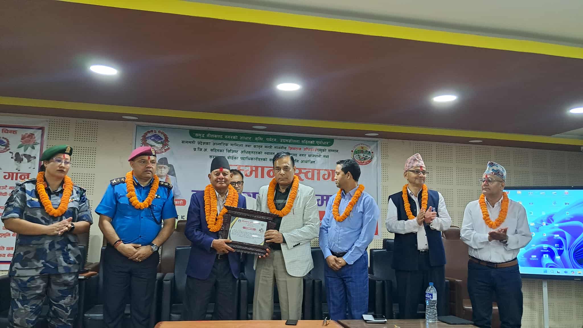 नीलकण्ठ नगरपालिकाद्वारा मन्त्री शिवराज अधिकारीलाई सम्मान,सिडियो,एसपी र डिएसपीलाई स्वागत