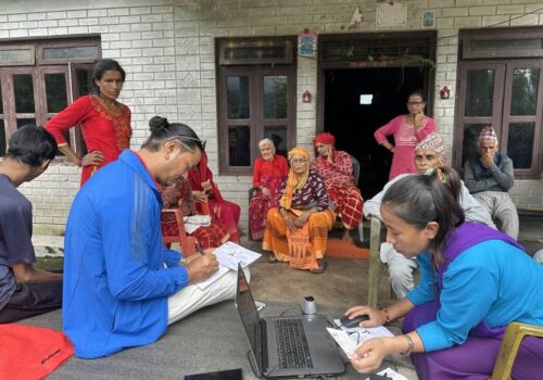 अशक्त,असहाय र अपाङ्गता भएकाहरुलाई घरमै गएर भत्ता कार्ड नवीकरण  गर्दै वडा अध्यक्ष भण्डारी