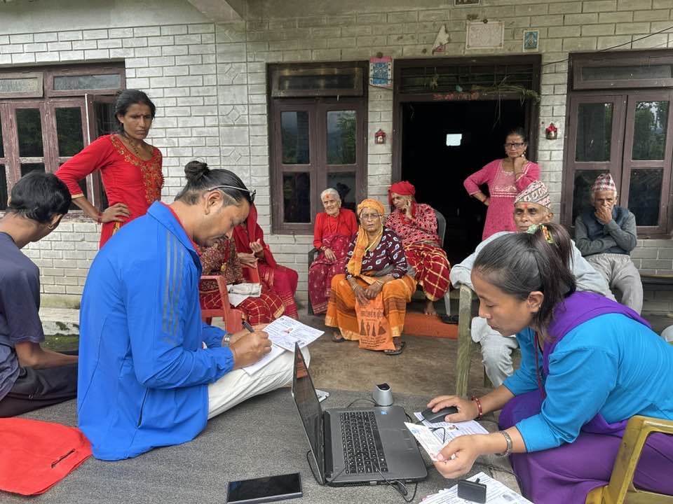 अशक्त,असहाय र अपाङ्गता भएकाहरुलाई घरमै गएर भत्ता कार्ड नवीकरण  गर्दै वडा अध्यक्ष भण्डारी